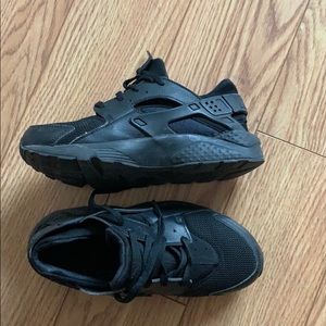 Black nike hurraches